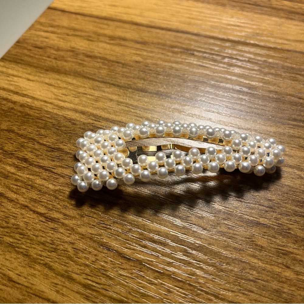 Chic Pearl-Embellished Hair Clip